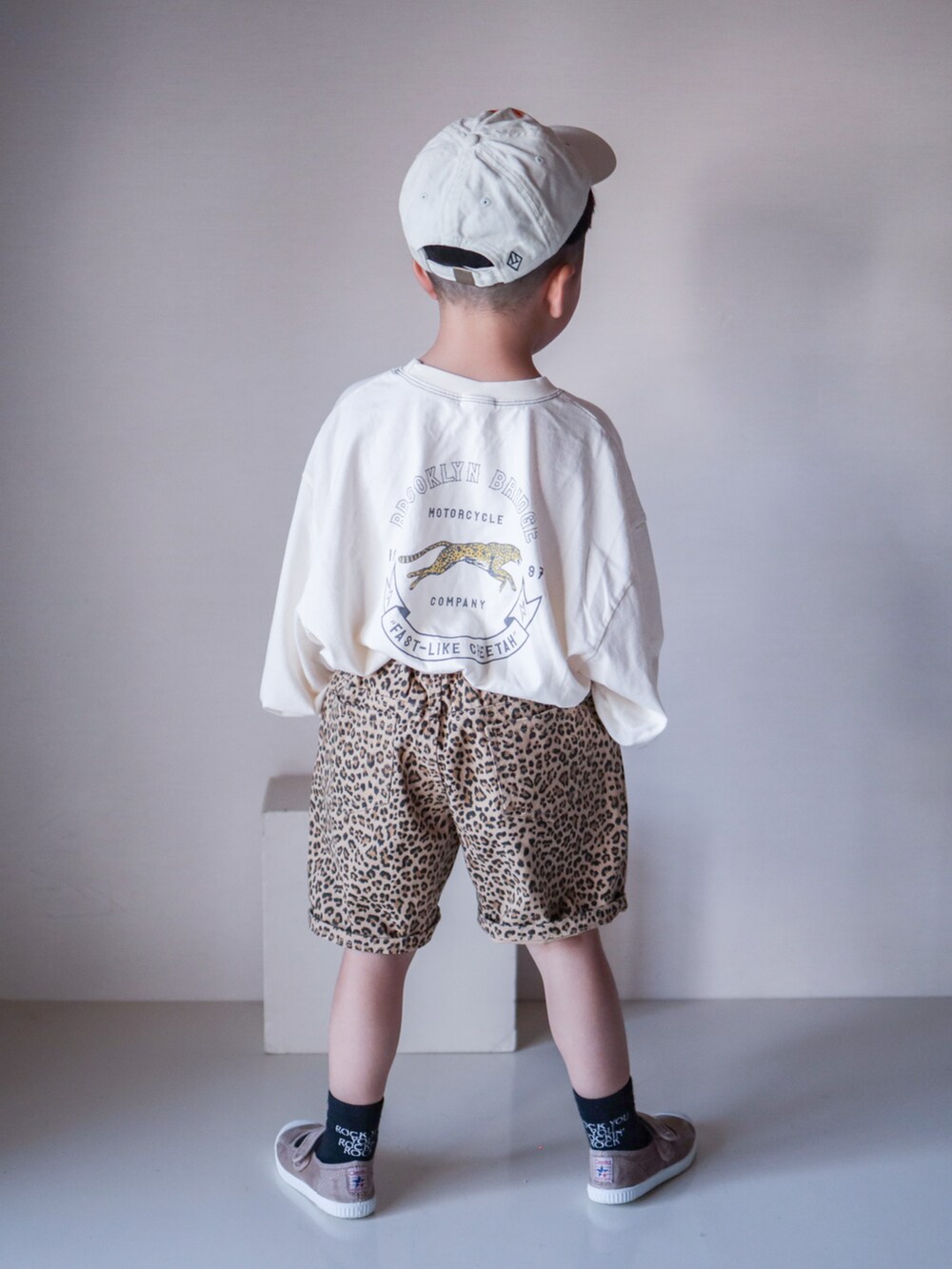 「ジャケット、デニムジャケット、ロンT、ハーフパンツ、レオパード、スニーカー、ビタミンカラー、カジュアルコーデ、春コーデ、韓国子供服、おでかけコーデ、ビーニー、ニット帽、ビッグシルエット、デニム」｜「3coinsのアイテム（ニットキャップ/ビーニー、イエロー系）」を使った、ma-kunさん（キッズ・100cm）の春コーディネートの4枚目の写真