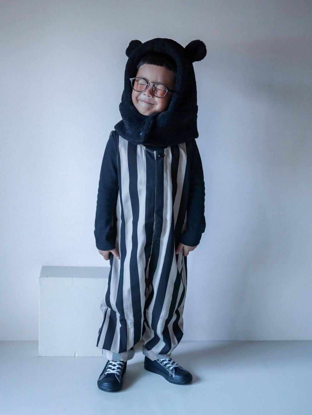 ブラック系のサロペット/オーバーオール、ブラック系のスニーカー、ブラック系のTシャツ/カットソーを着用したキッズの秋コーディネートの4枚目の写真