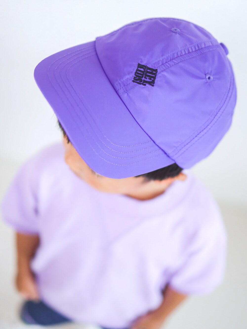 パープル系のTシャツ/カットソー、ブルー系のデニムパンツ、ホワイト系のスニーカーを着用したキッズの夏コーディネートの5枚目の写真