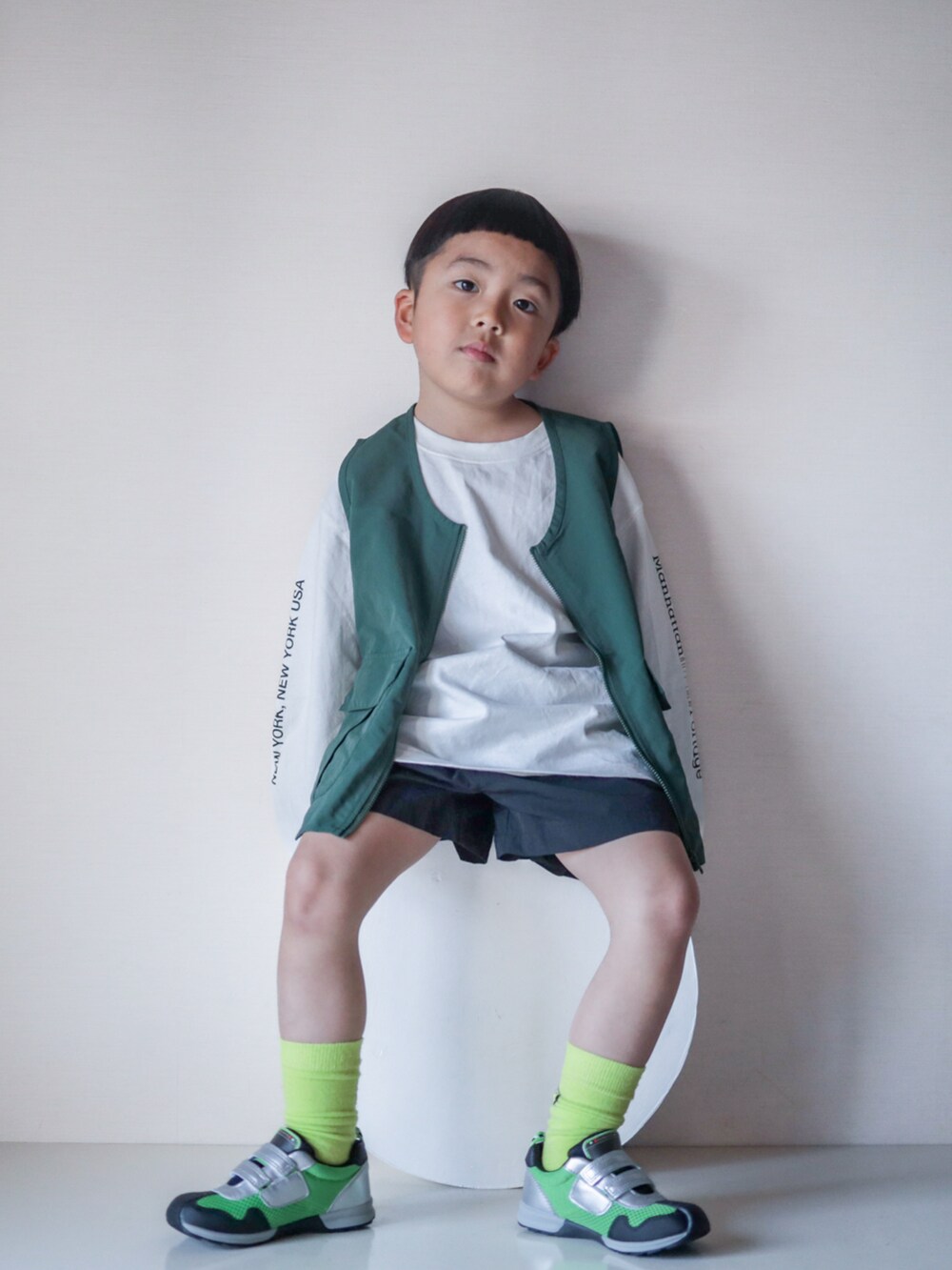 グリーン系のベスト、ブラック系のその他パンツ、グリーン系のシューズを着用したキッズの春コーディネートの4枚目の写真