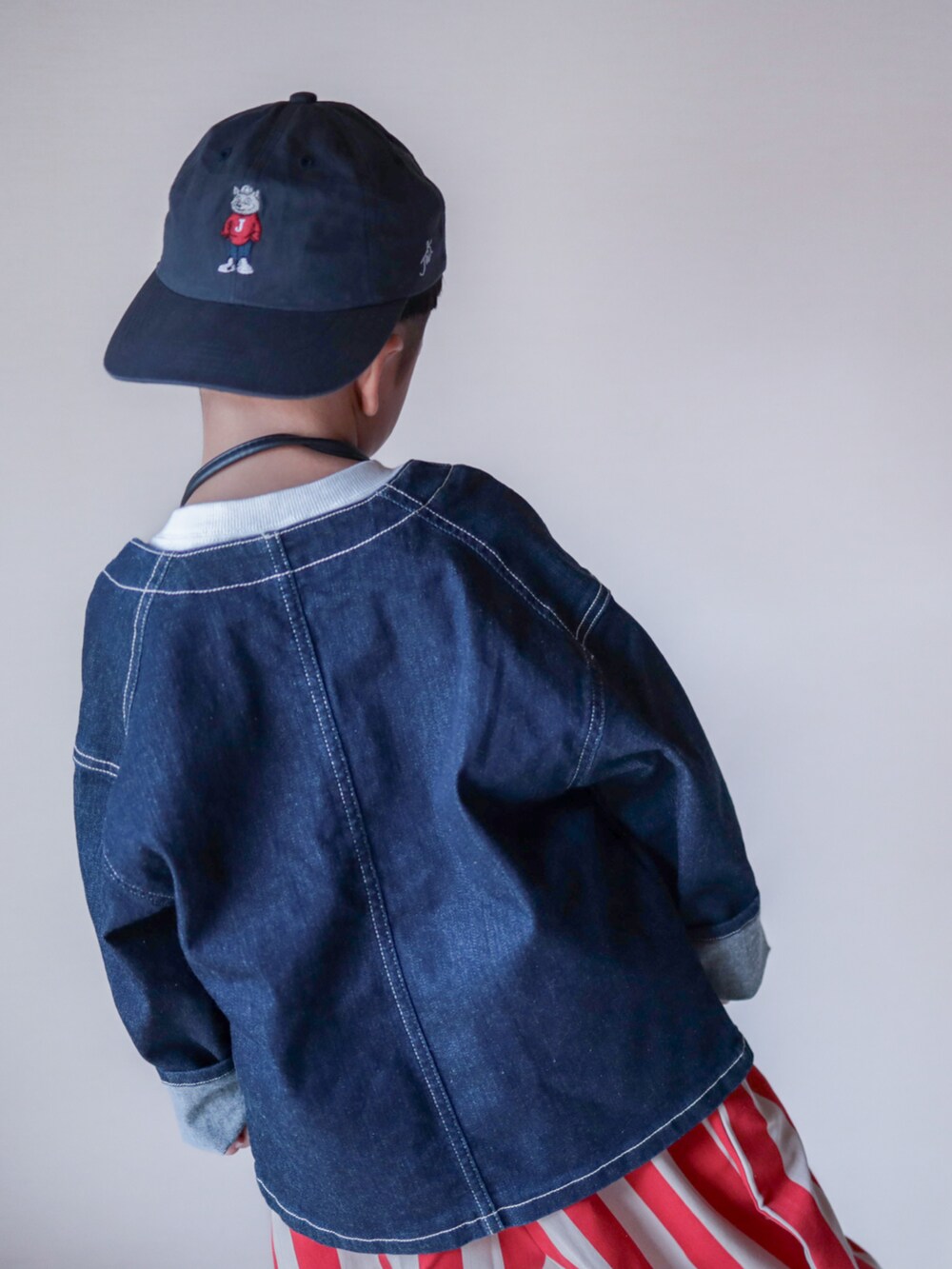「キャップ、ショルダーバッグ、ポシェット、秋コーデ、秋服準備はじめました、ストライプ、スニーカー、レイヤードスタイル、デニム、デニムジャケット、古着MIX、カジュアルコーデ、カジュアル、ワイドパンツ、秋服まるっと大公開」｜「antiquaのワイドストライプパンツ（その他パンツ、レッド系）」を使った、ma-kunさん（キッズ・100cm）の秋コーディネートの5枚目の写真