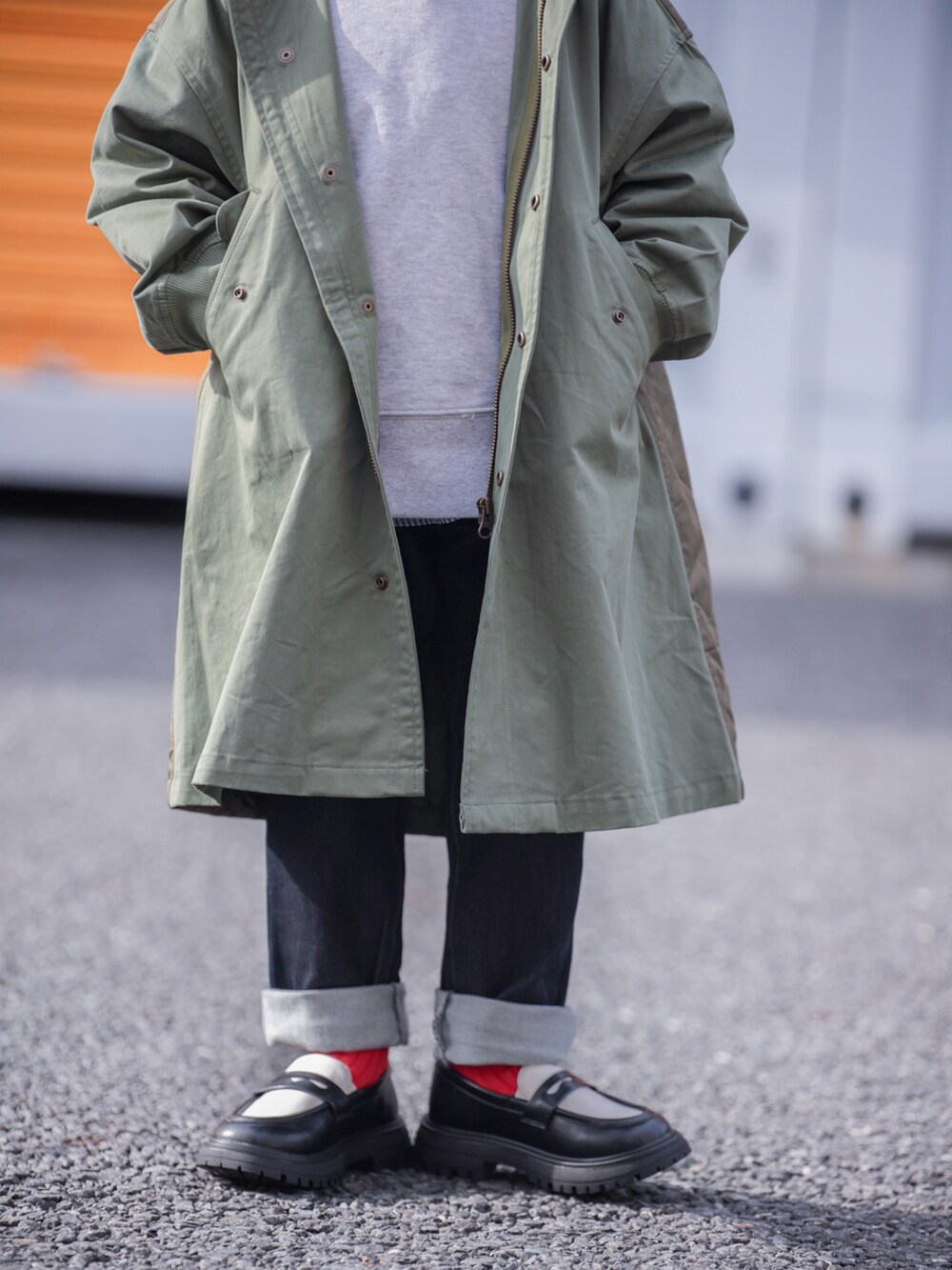 グリーン系のモッズコート、ブラック系のローファー、グレー系のスウェットを着用したキッズの秋コーディネートの5枚目の写真