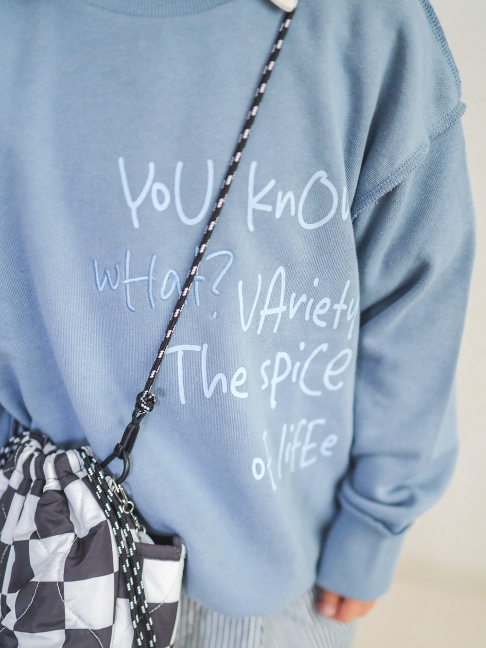 ブルー系のTシャツ/カットソー、ホワイト系のポロシャツ、ブルー系のデニムパンツを着用したキッズの秋コーディネートの2枚目の写真