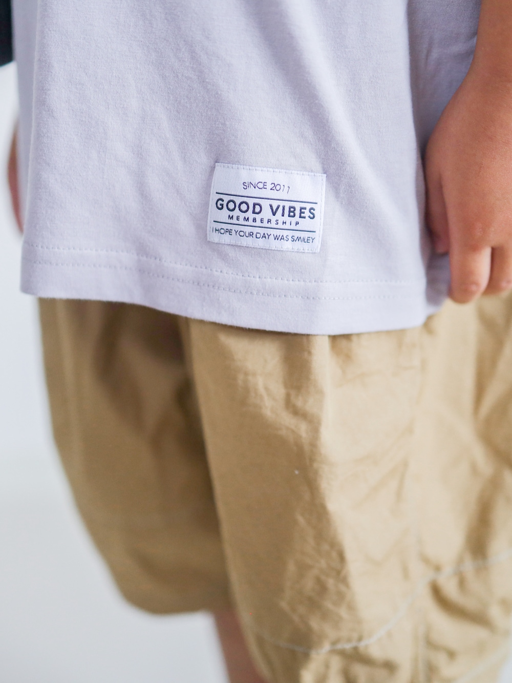 グレー系のTシャツ/カットソー、ベージュ系のその他パンツ、ベージュ系のスニーカーを着用したキッズの夏コーディネートの2枚目の写真