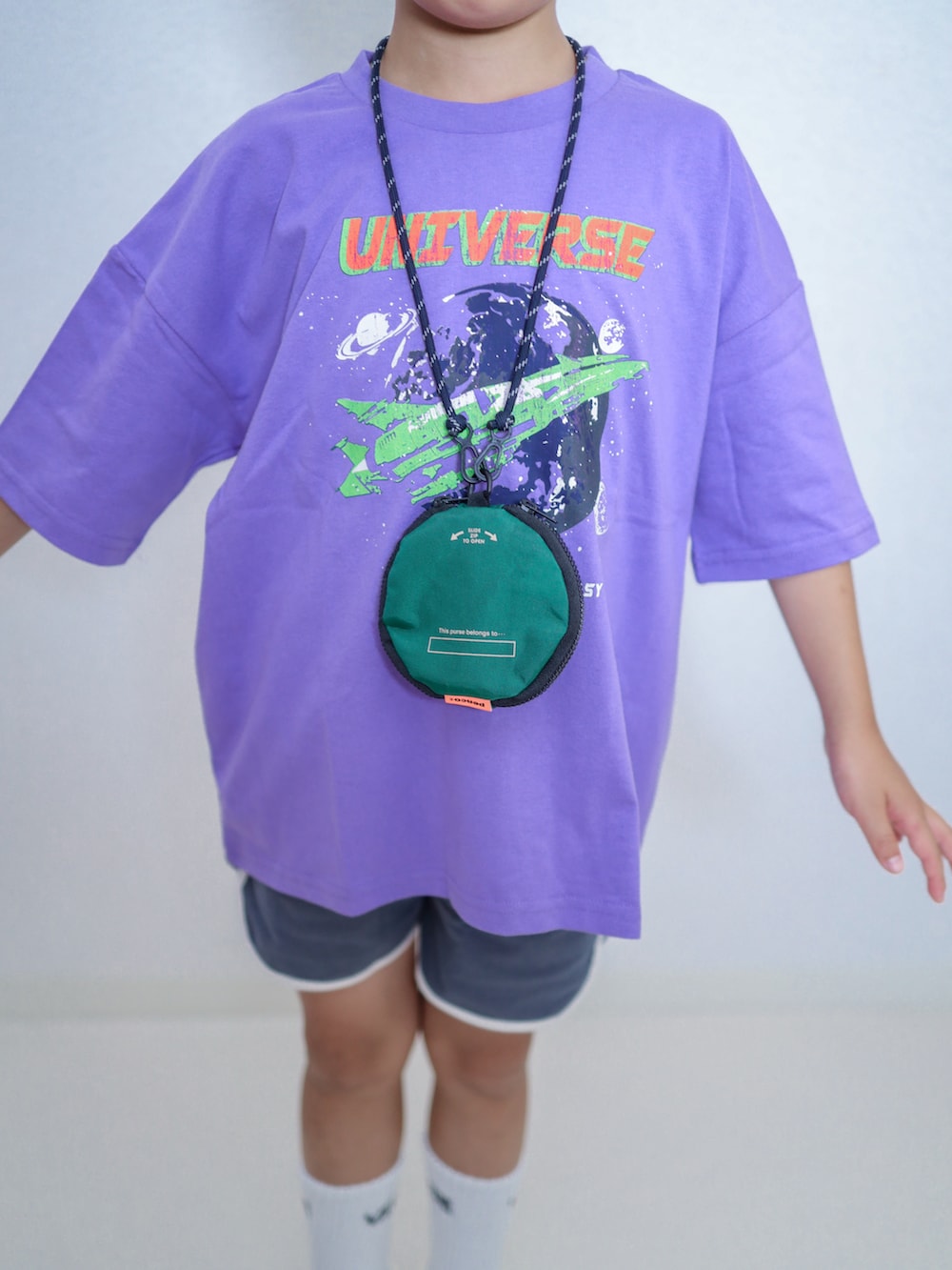 グレー系のその他パンツ、ブラック系のスリッポン、その他のTシャツ/カットソーを着用したキッズの夏コーディネートの2枚目の写真