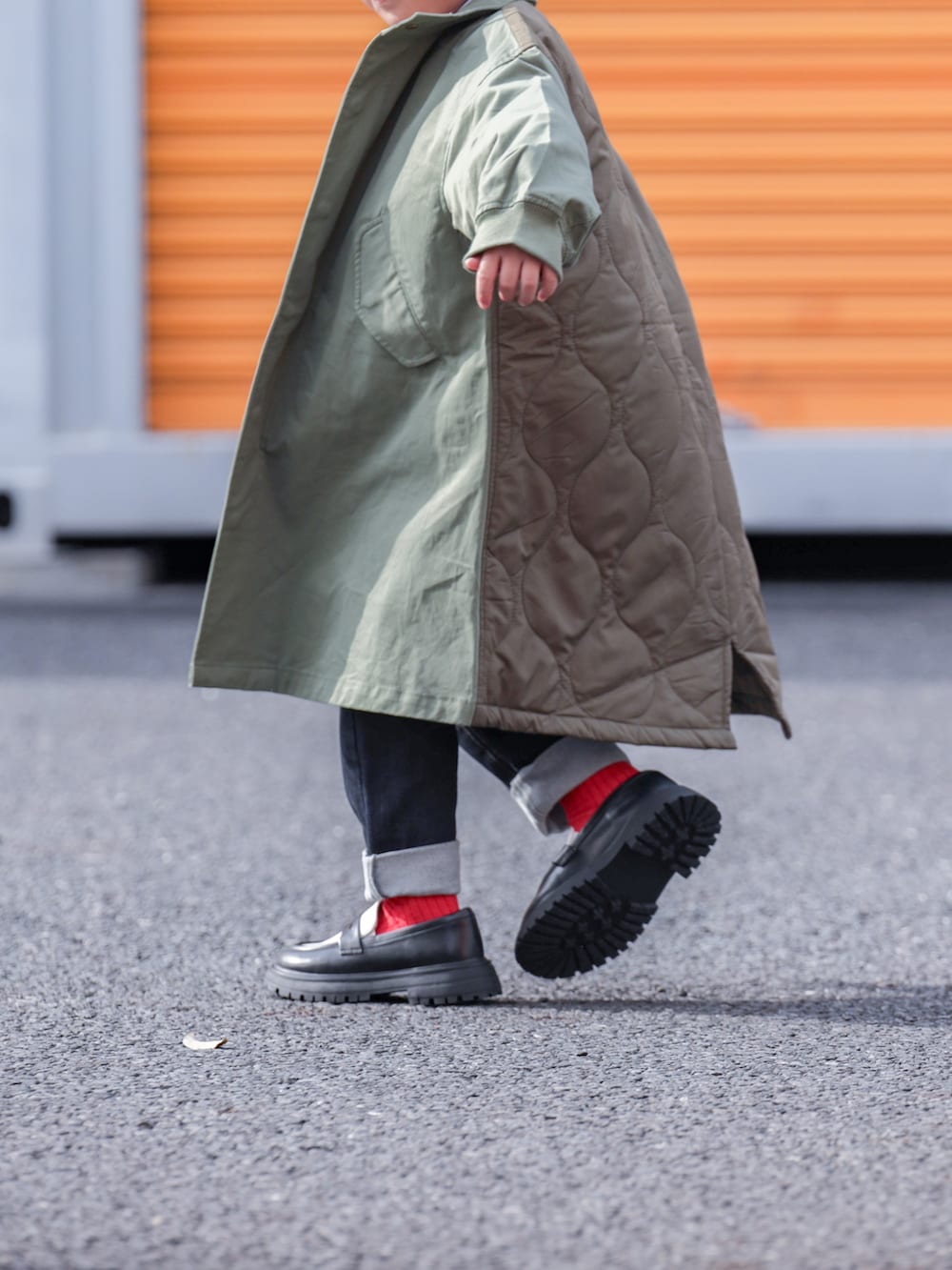 グリーン系のモッズコート、ブラック系のローファー、グレー系のスウェットを着用したキッズの秋コーディネートの3枚目の写真