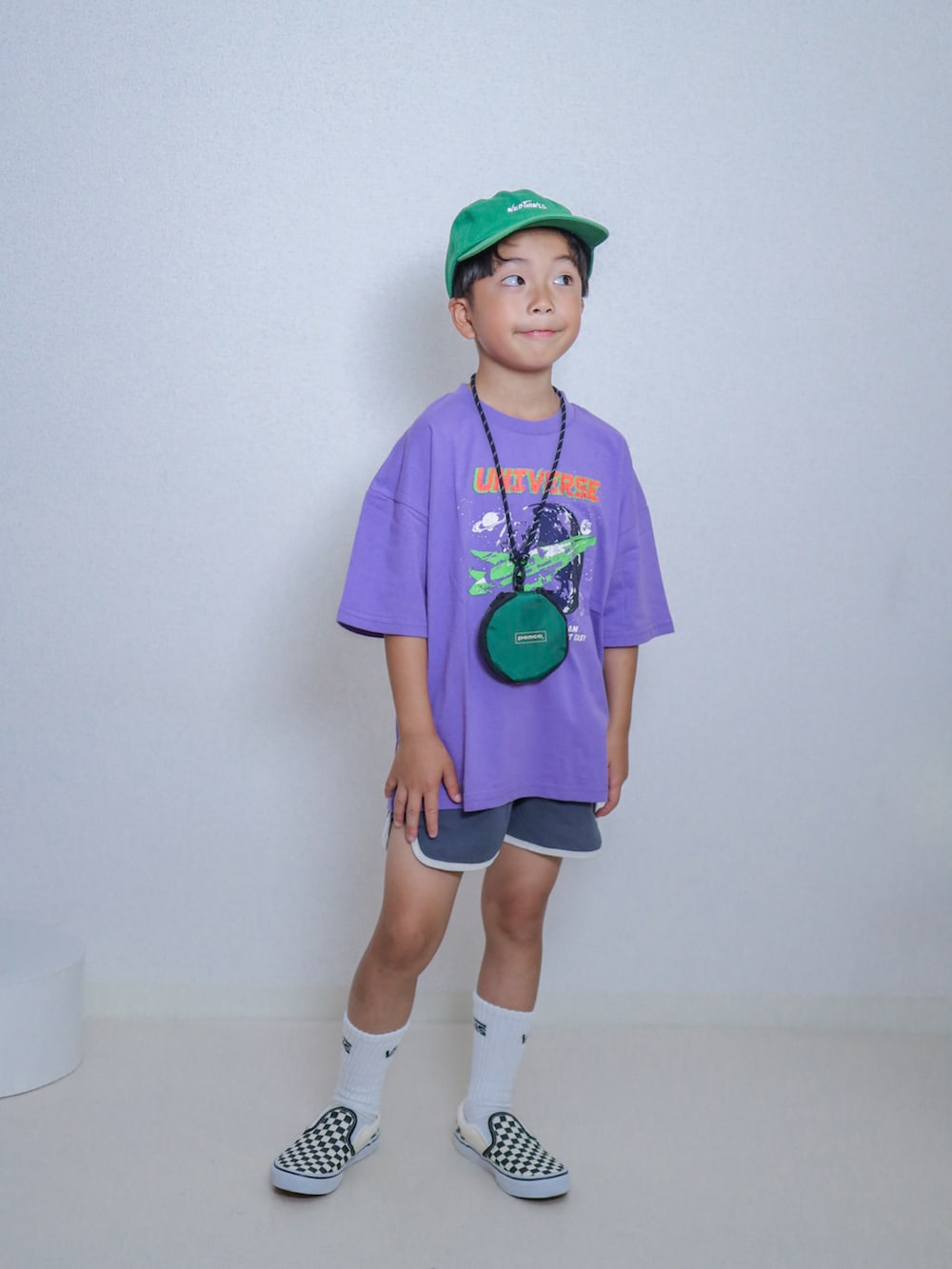 グレー系のその他パンツ、ブラック系のスリッポン、その他のTシャツ/カットソーを着用したキッズの夏コーディネートの3枚目の写真