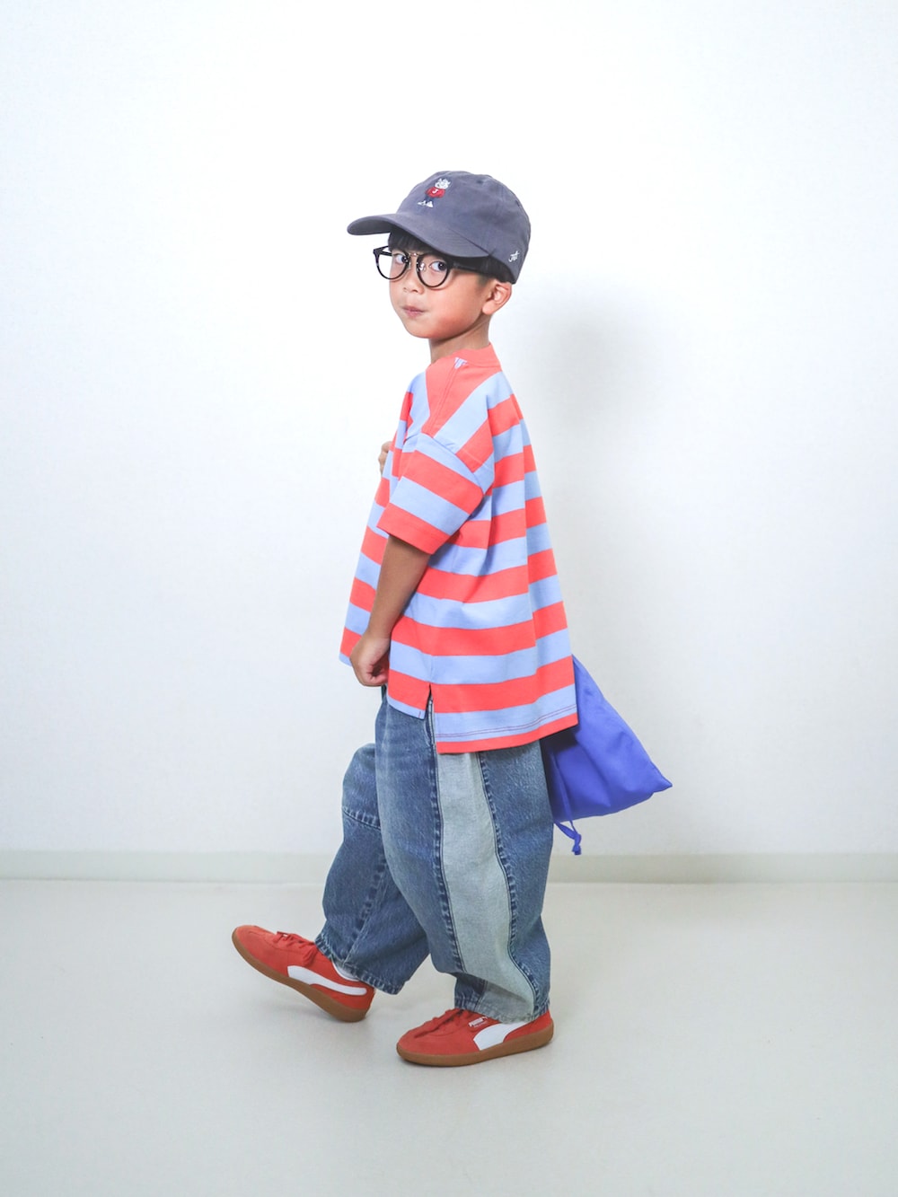 「夏ルックで気分アップ、デニム、ボーダー、ワイドパンツ、ワイドデニム、キャップ、トートバッグ、スニーカー、カラーコーデ、カジュアルコーデ、お出かけコーデ、めがね、プチプラコーデ」｜「PUMAのPUMA プーマ キッズ パレルモ PS スニーカー 17-21cm（スニーカー、レッド系）」を使った、ma-kunさん（キッズ・110cm）の夏コーディネートの4枚目の写真
