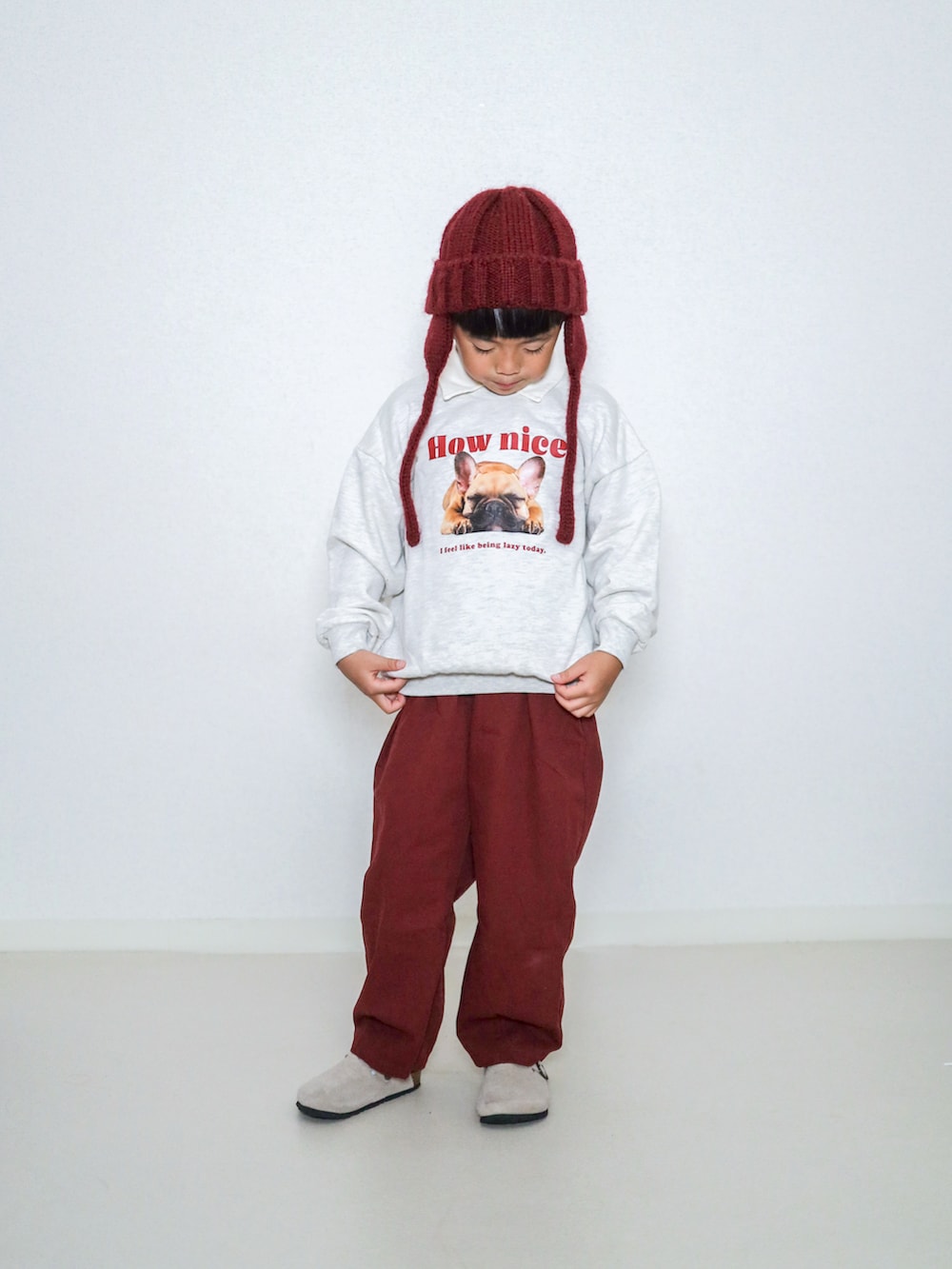 その他のスウェット、レッド系のチノパンツ、ベージュ系のサンダルを着用したキッズの秋コーディネートの4枚目の写真
