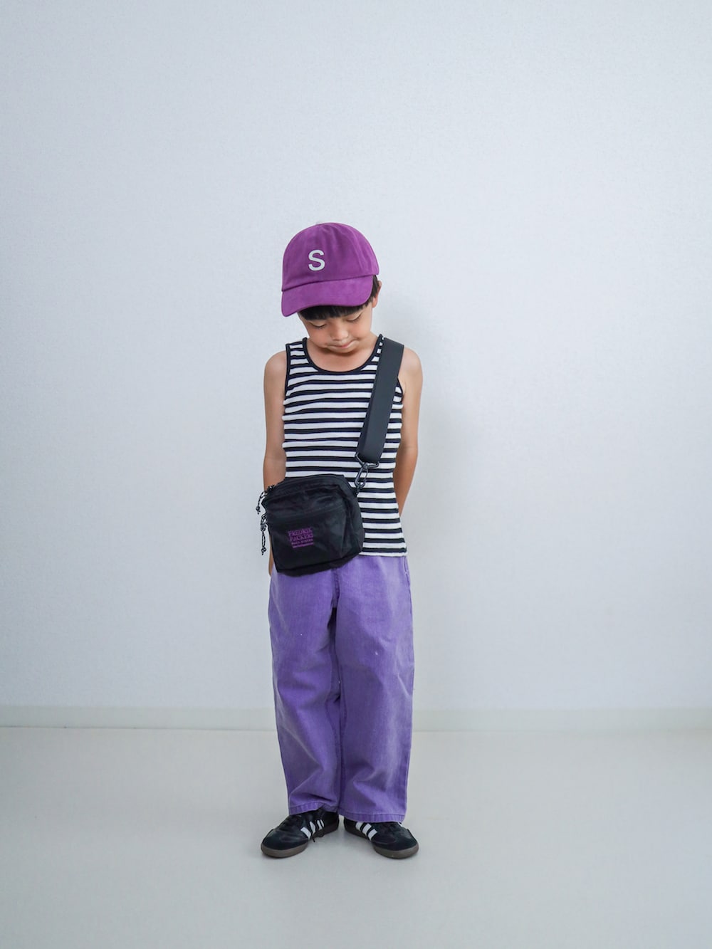 パープル系のその他パンツ、ブラック系のスニーカー、ブラック系のタンクトップを着用したキッズの夏コーディネートの2枚目の写真