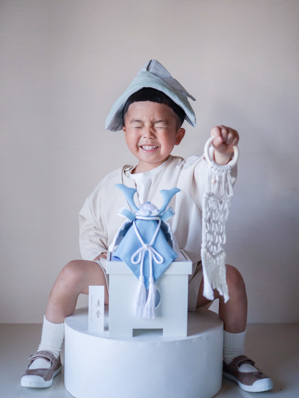 ベージュ系のノーカラージャケット、ベージュ系のその他パンツ、ベージュ系のベストを着用したキッズの春コーディネートの3枚目の写真