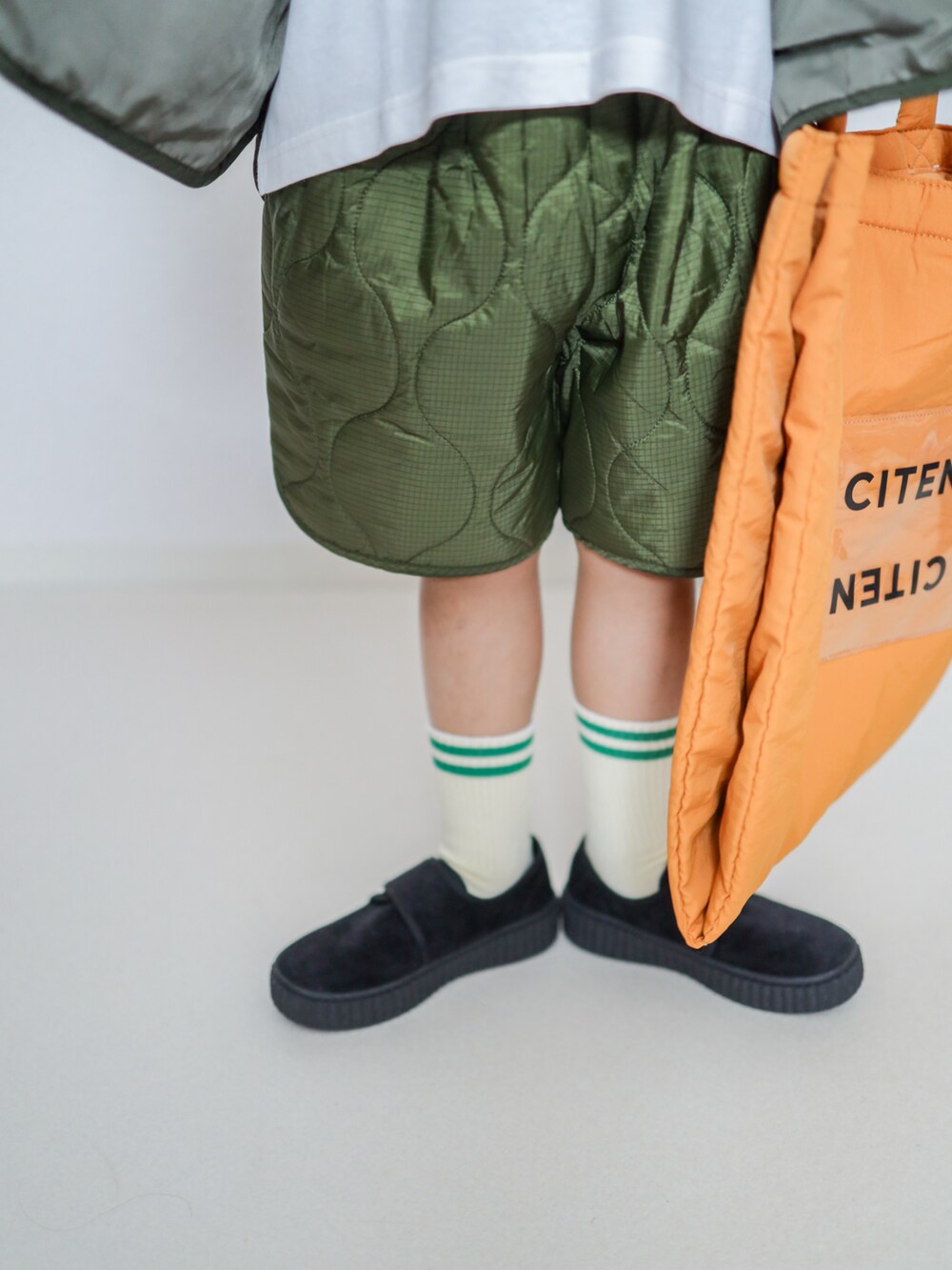 ホワイト系のTシャツ/カットソー、グリーン系のブルゾン、グリーン系のその他パンツを着用したキッズの秋コーディネートの3枚目の写真