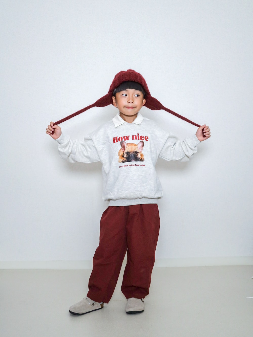 その他のスウェット、レッド系のチノパンツ、ベージュ系のサンダルを着用したキッズの秋コーディネートの3枚目の写真