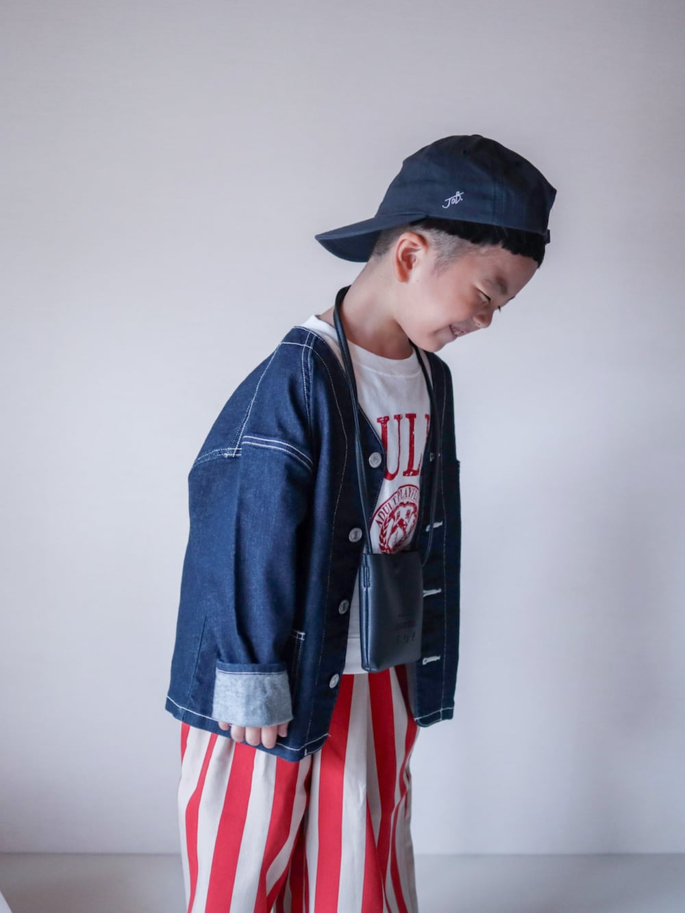 「キャップ、ショルダーバッグ、ポシェット、秋コーデ、秋服準備はじめました、ストライプ、スニーカー、レイヤードスタイル、デニム、デニムジャケット、古着MIX、カジュアルコーデ、カジュアル、ワイドパンツ、秋服まるっと大公開」｜「antiquaのワイドストライプパンツ（その他パンツ、レッド系）」を使った、ma-kunさん（キッズ・100cm）の秋コーディネートの4枚目の写真