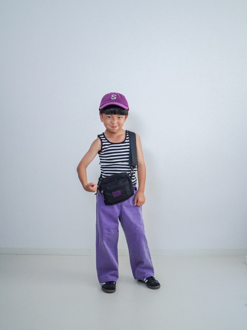 パープル系のその他パンツ、ブラック系のスニーカー、ブラック系のタンクトップを着用したキッズの夏コーディネートの4枚目の写真