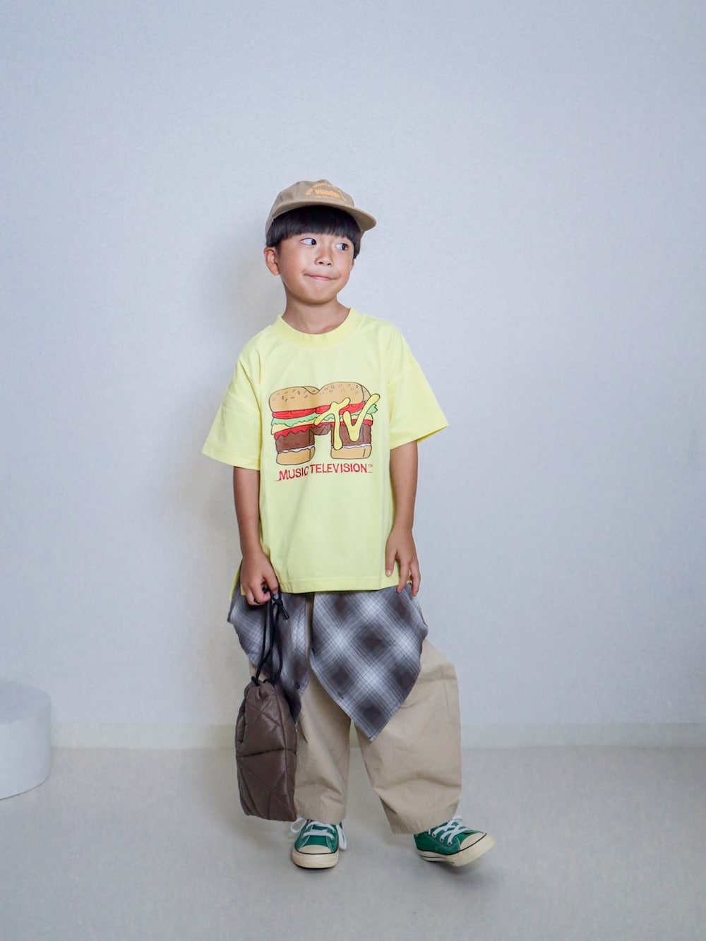 ゴールド系のTシャツ/カットソー、ブラウン系のシャツ/ブラウス、ベージュ系のその他パンツを着用したキッズの夏コーディネートの2枚目の写真