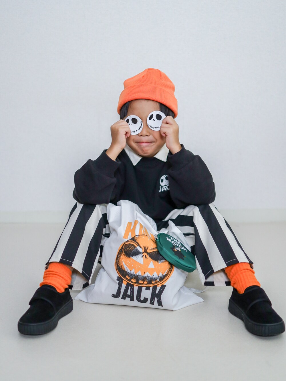 ブラック系のスウェット、ブラック系のその他パンツ、ホワイト系のトートバッグを着用したキッズの秋コーディネートの2枚目の写真