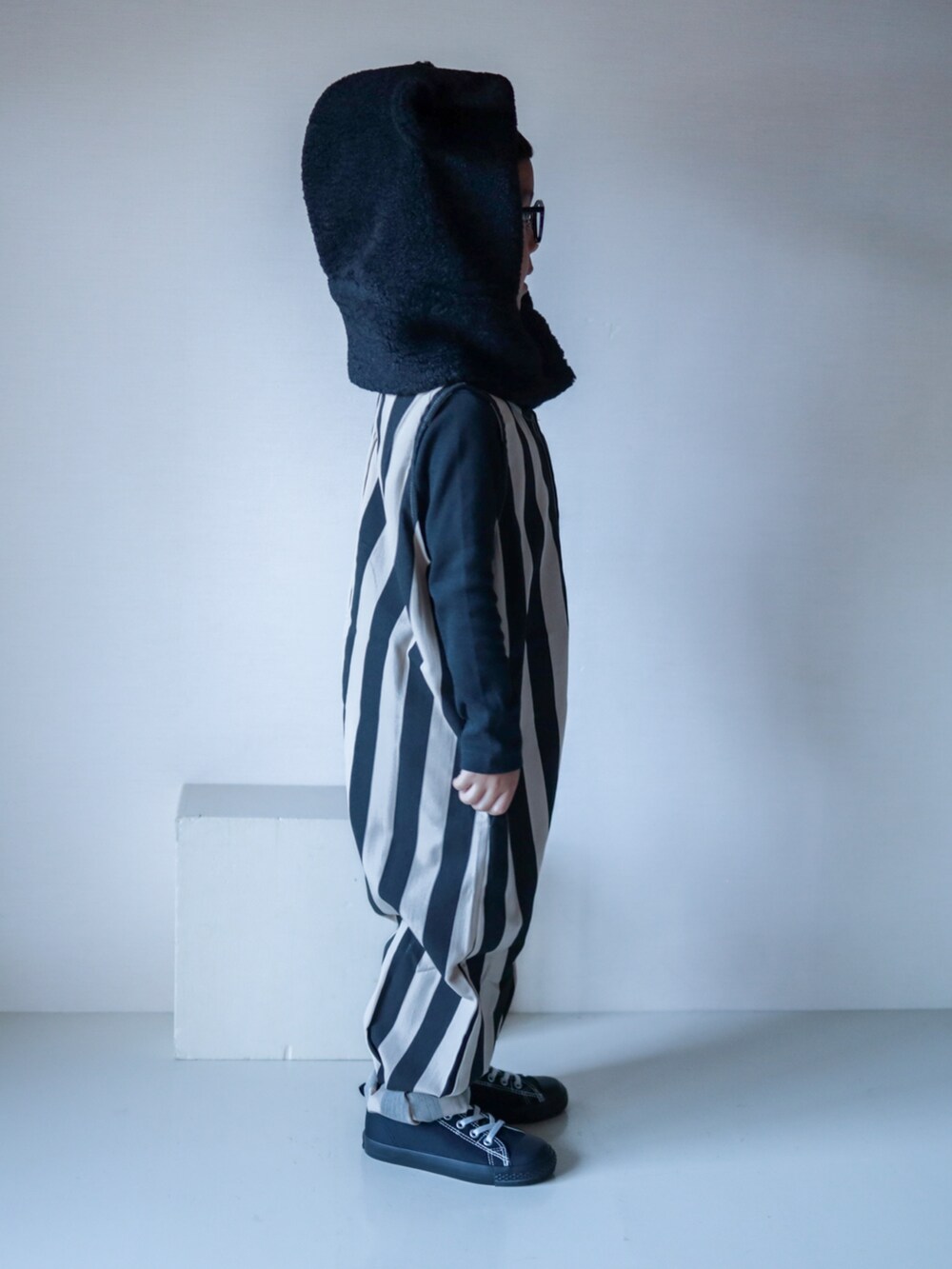 ブラック系のサロペット/オーバーオール、ブラック系のスニーカー、ブラック系のTシャツ/カットソーを着用したキッズの秋コーディネートの3枚目の写真