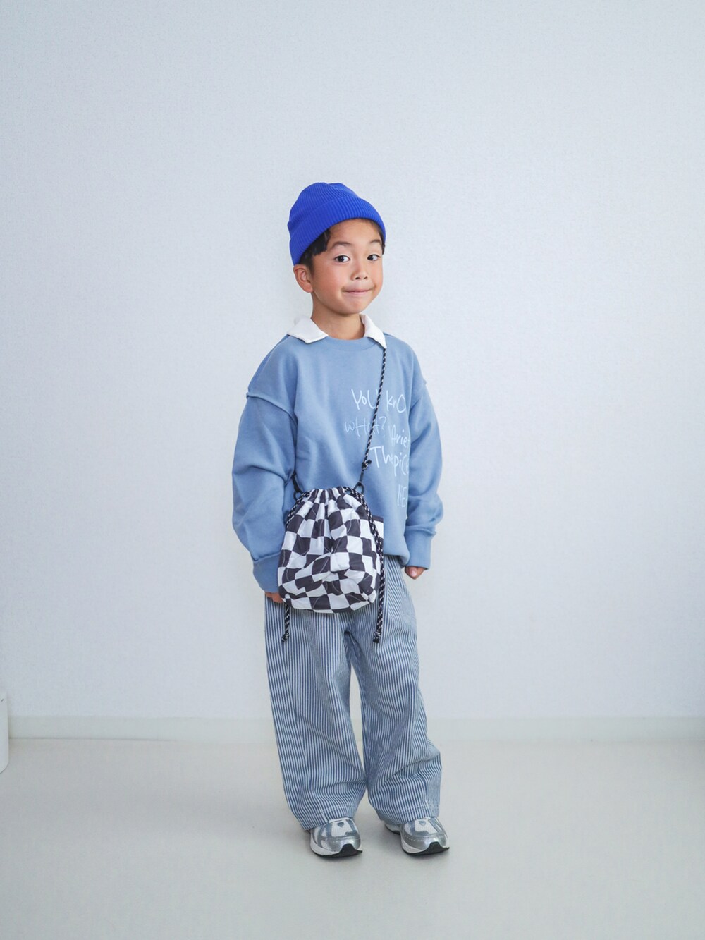 ブルー系のTシャツ/カットソー、ホワイト系のポロシャツ、ブルー系のデニムパンツを着用したキッズの秋コーディネートの5枚目の写真