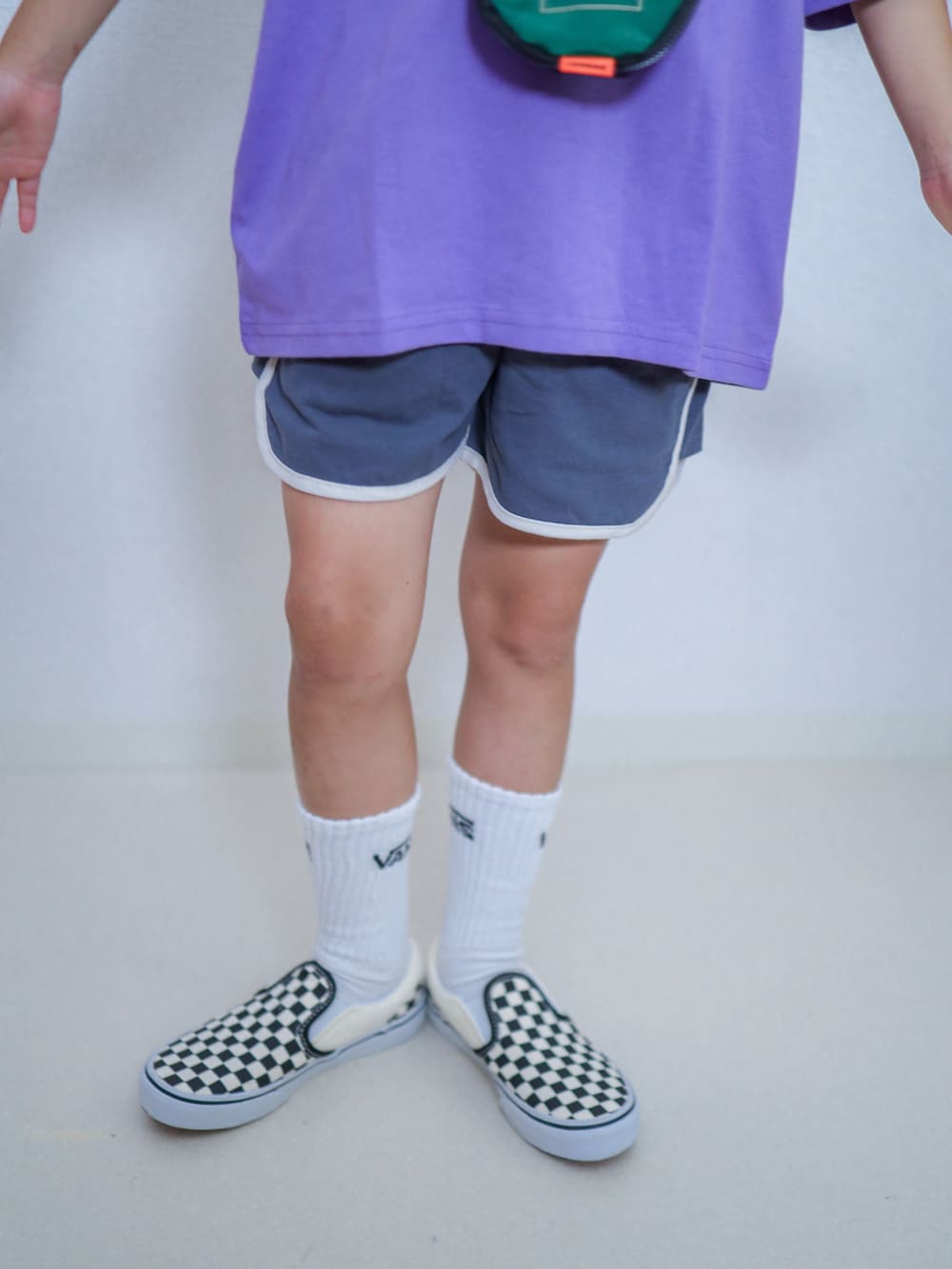 グレー系のその他パンツ、ブラック系のスリッポン、その他のTシャツ/カットソーを着用したキッズの夏コーディネートの4枚目の写真