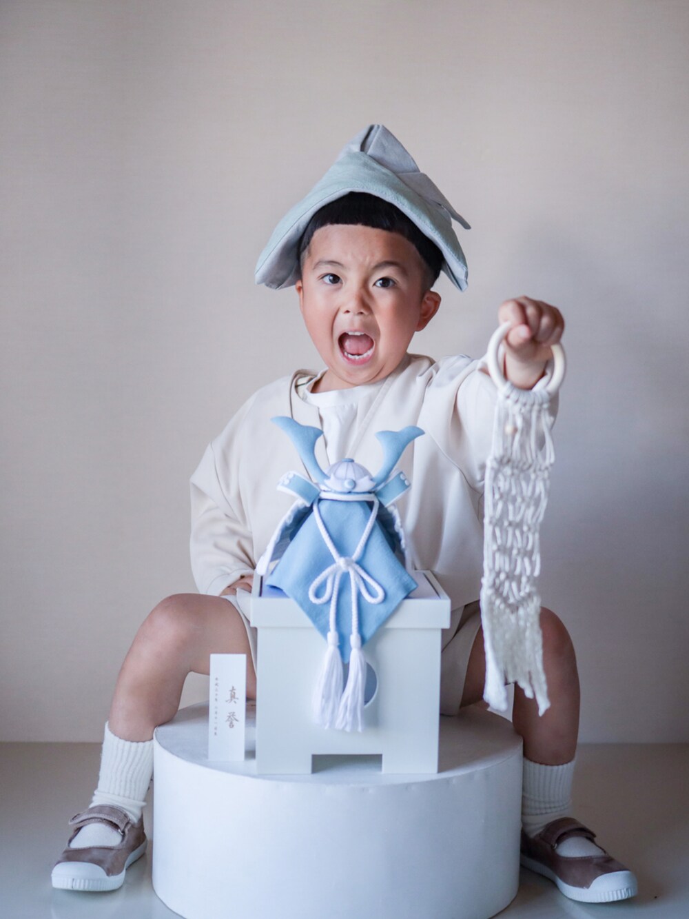 ベージュ系のノーカラージャケット、ベージュ系のその他パンツ、ベージュ系のベストを着用したキッズの春コーディネートの5枚目の写真