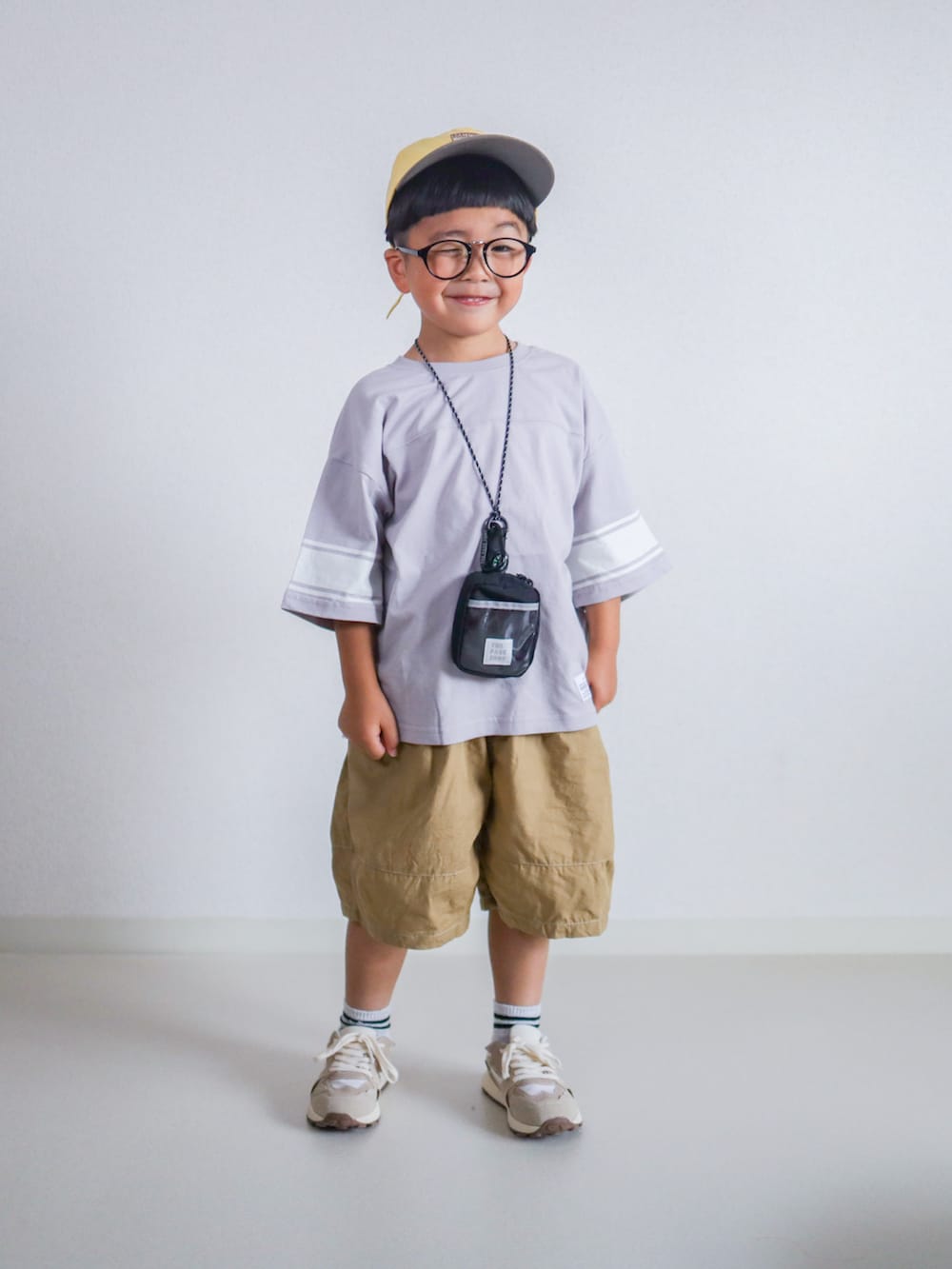 グレー系のTシャツ/カットソー、ベージュ系のその他パンツ、ベージュ系のスニーカーを着用したキッズの夏コーディネートの3枚目の写真