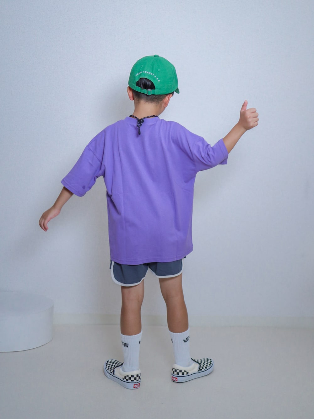 グレー系のその他パンツ、ブラック系のスリッポン、その他のTシャツ/カットソーを着用したキッズの夏コーディネートの5枚目の写真
