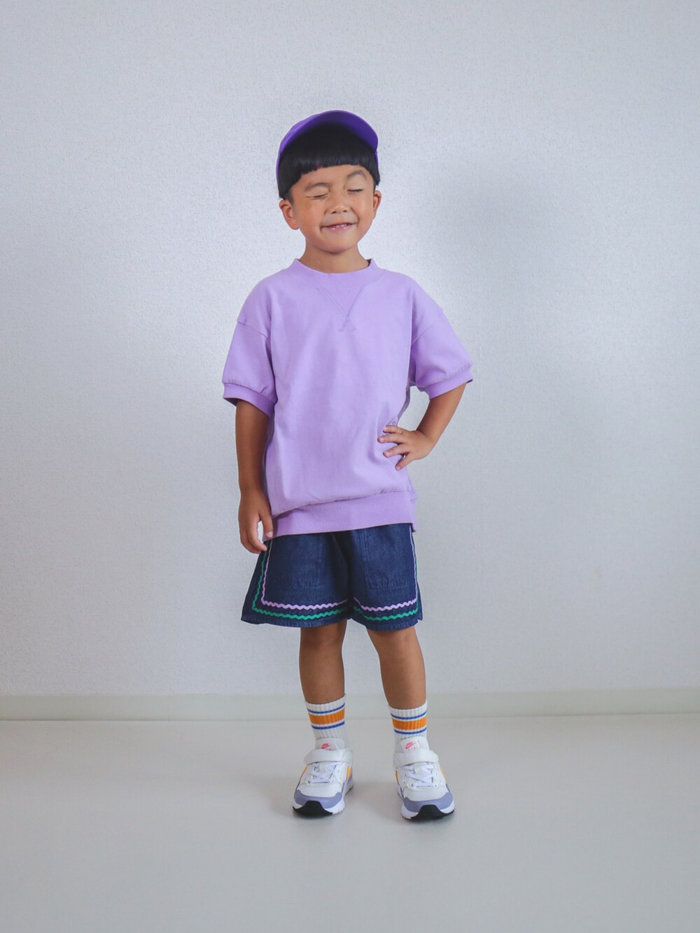パープル系のTシャツ/カットソー、ブルー系のデニムパンツ、ホワイト系のスニーカーを着用したキッズの夏コーディネートの4枚目の写真
