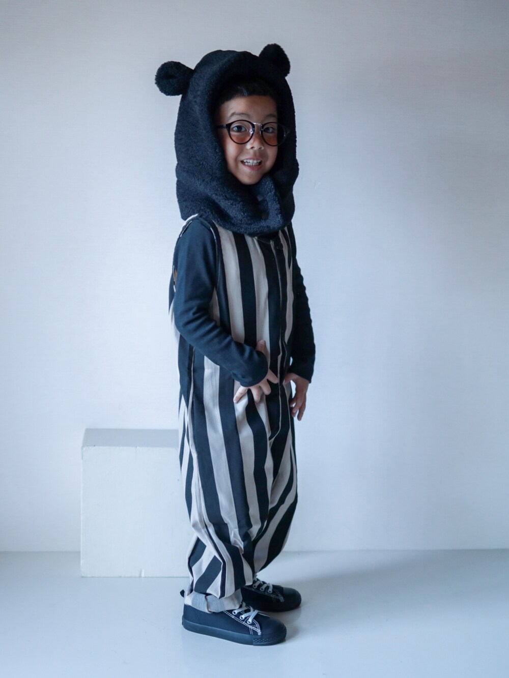 ブラック系のサロペット/オーバーオール、ブラック系のスニーカー、ブラック系のTシャツ/カットソーを着用したキッズの秋コーディネートの2枚目の写真