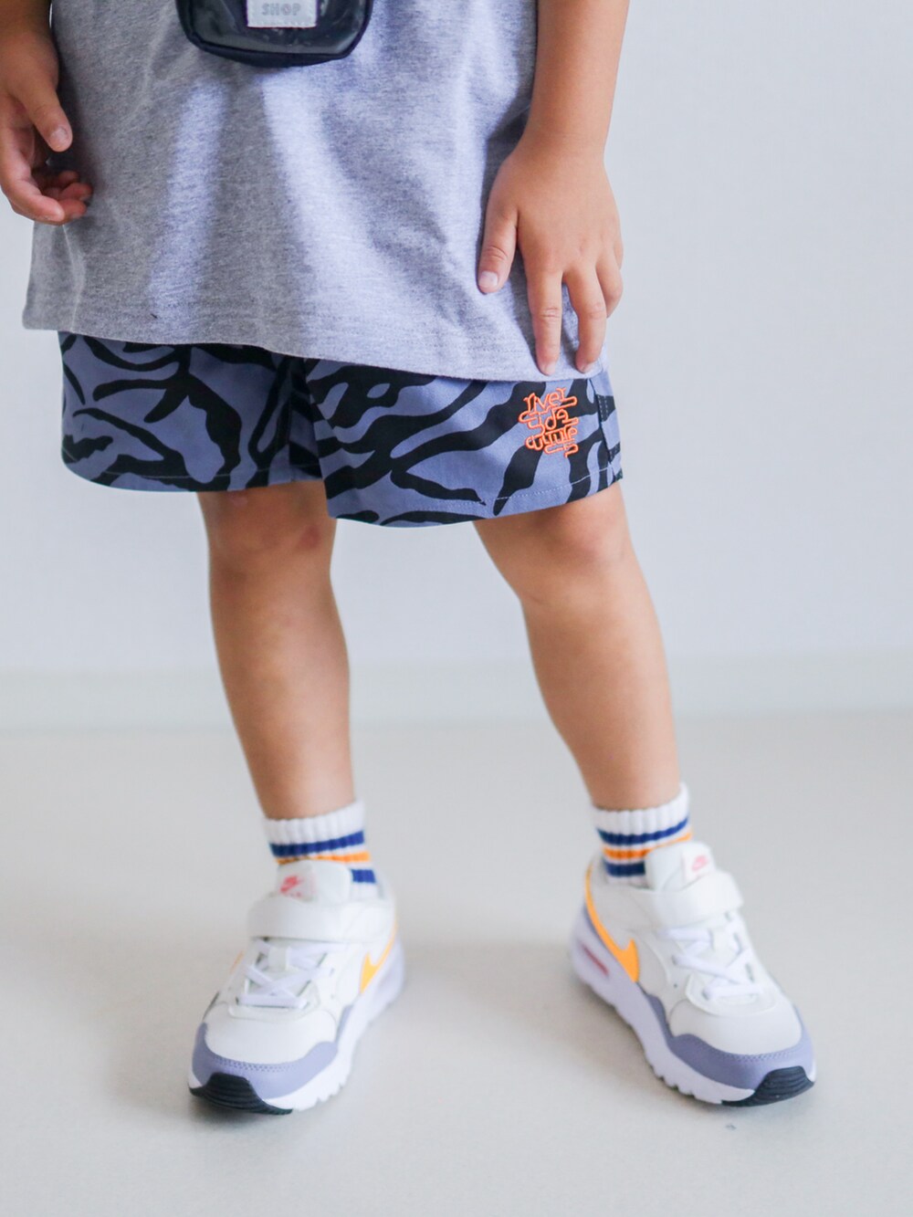 ブルー系のその他パンツ、グレー系のTシャツ/カットソー、ホワイト系のスニーカーを着用したキッズの夏コーディネートの4枚目の写真