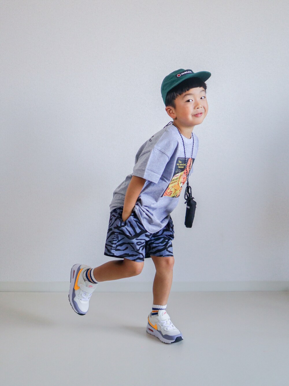 ブルー系のその他パンツ、グレー系のTシャツ/カットソー、ホワイト系のスニーカーを着用したキッズの夏コーディネートの3枚目の写真