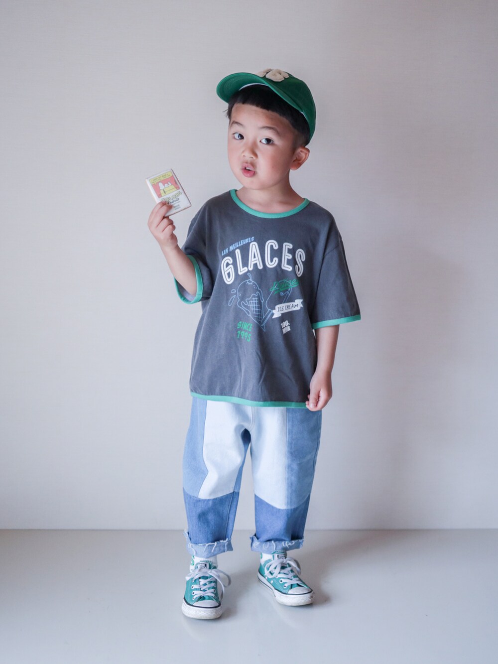 「韓国子供服、おでかけコーデ、デニムパンツ、デニム、コンバース、スニーカー、夏コーデ、休日コーデ、キャップ、パイピング、パッチワーク、グリーン、カラーコーデ」｜「b・ROOMのナンバーサガラワッペンキャップ（キャップ、グリーン系）」を使った、ma-kunさん（キッズ・100cm）の春コーディネートの3枚目の写真