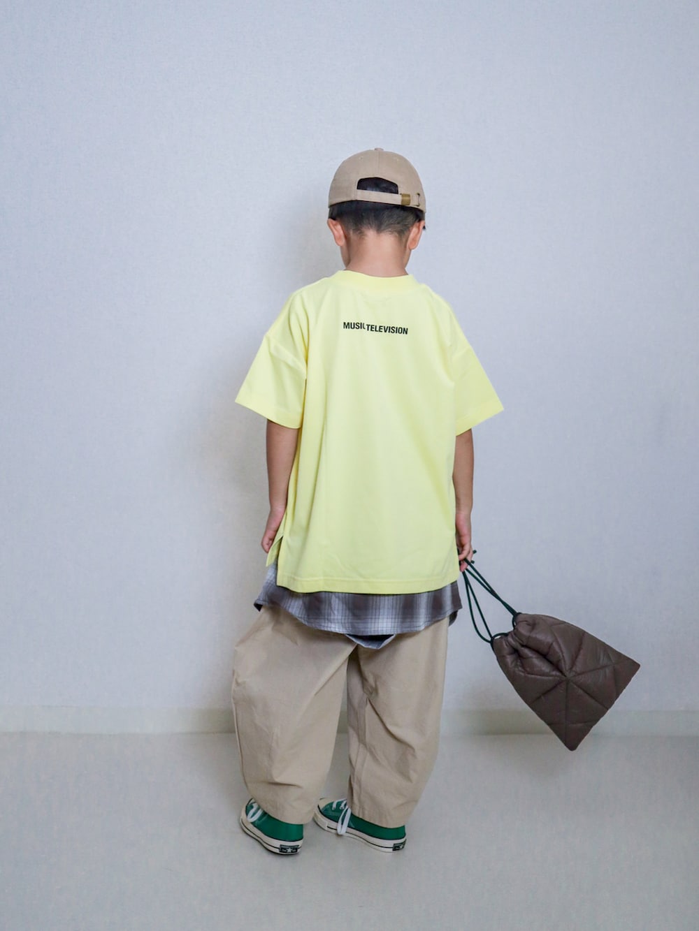 ゴールド系のTシャツ/カットソー、ブラウン系のシャツ/ブラウス、ベージュ系のその他パンツを着用したキッズの夏コーディネートの3枚目の写真