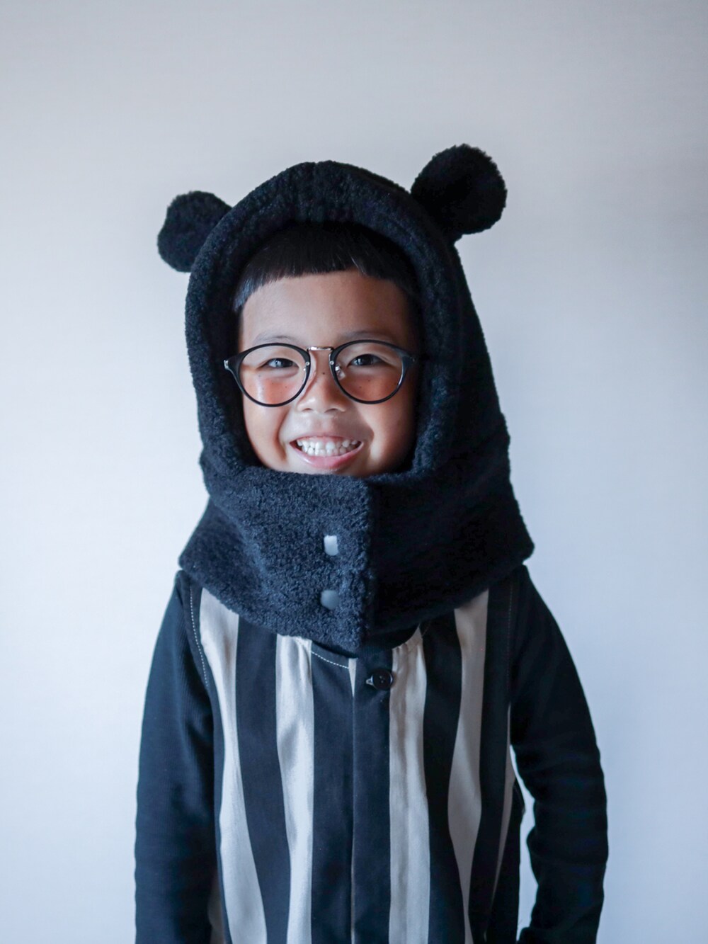 ブラック系のサロペット/オーバーオール、ブラック系のスニーカー、ブラック系のTシャツ/カットソーを着用したキッズの秋コーディネートの5枚目の写真