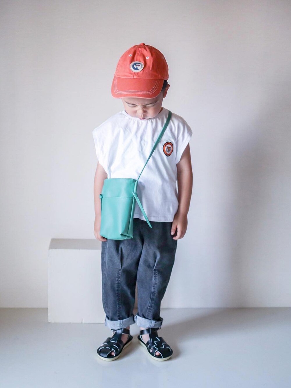 「このスタイルがお気に入り、パンツスタイル、デニム、デニムパンツ、キャップ、ビタミンカラー、ショルダーバッグ、ポシェット、Tシャツ、夏コーデ、夏だ！Tシャツ着よう！、サンダル、オーバーサイズ」｜「pairmanonの【hug DENIM】上質デニムテーパードセンタータックパンツ（デニムパンツ、ブラック系）」を使った、ma-kunさん（キッズ・100cm）の夏コーディネートの3枚目の写真