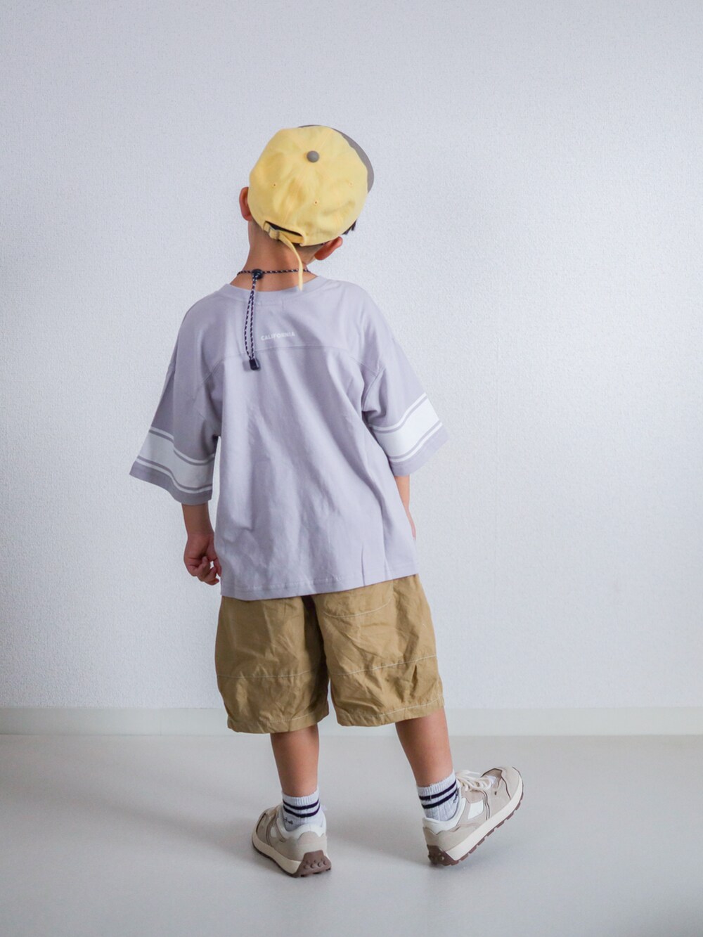 グレー系のTシャツ/カットソー、ベージュ系のその他パンツ、ベージュ系のスニーカーを着用したキッズの夏コーディネートの4枚目の写真