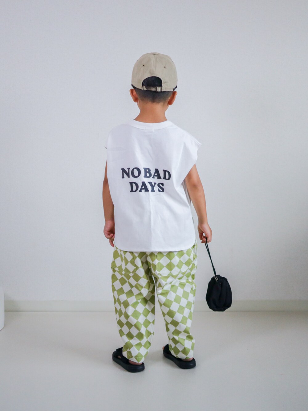 「休日スタイル、タンクトップ、チェック、キャップ、ワイドパンツ、柄パンツ、お出かけコーデ、スポーツサンダル、サンダル、シンプルコーデ」｜「p.premierのイロチ買いしたい総柄ツイルゆったりパンツ（その他パンツ、グリーン系）」を使った、ma-kunさん（キッズ・110cm）の夏コーディネートの2枚目の写真