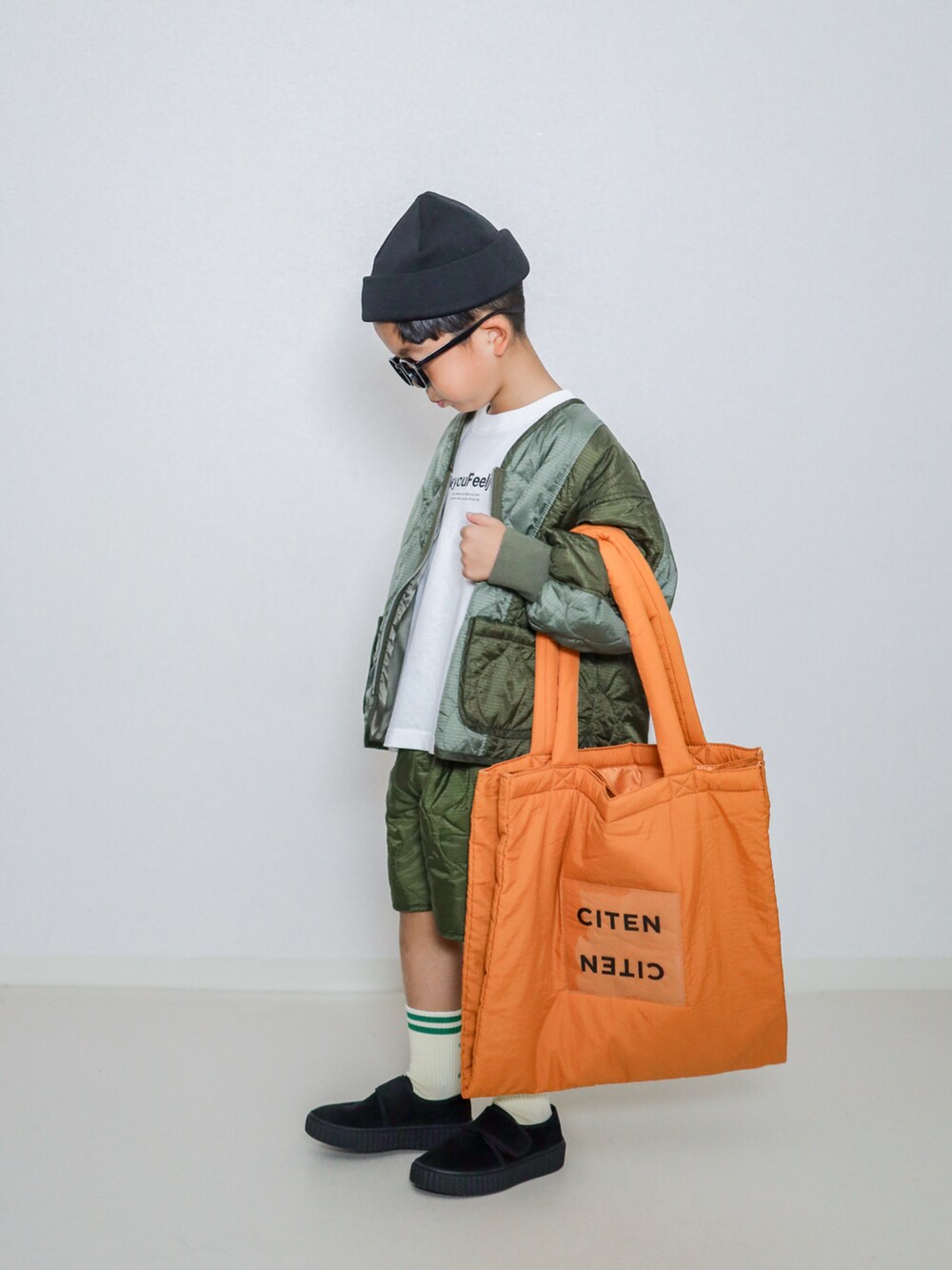 ホワイト系のTシャツ/カットソー、グリーン系のブルゾン、グリーン系のその他パンツを着用したキッズの秋コーディネートの5枚目の写真