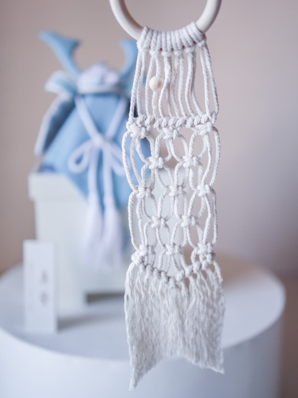 ベージュ系のノーカラージャケット、ベージュ系のその他パンツ、ベージュ系のベストを着用したキッズの春コーディネートの2枚目の写真