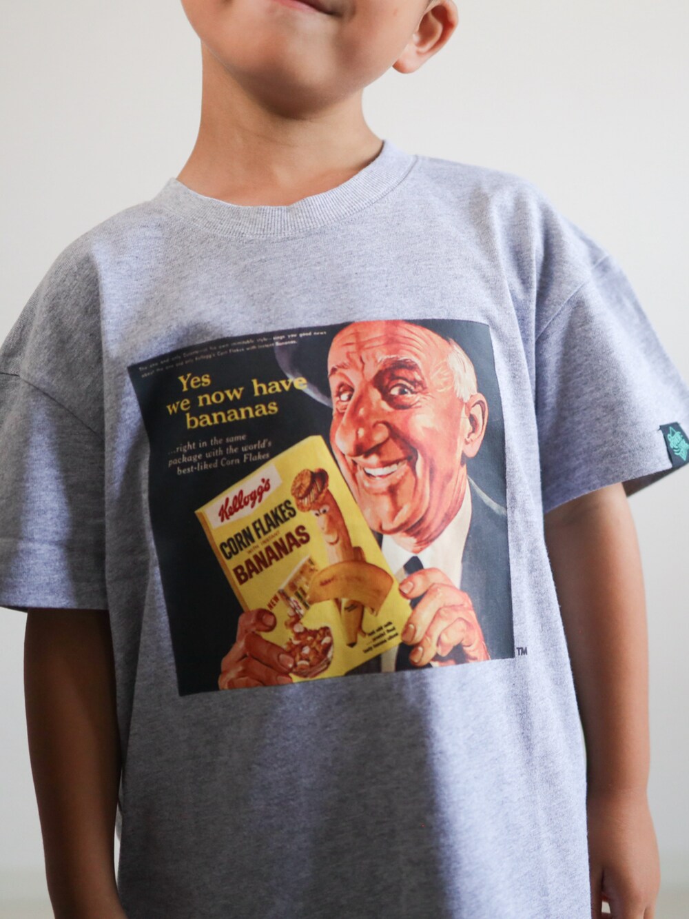 ブルー系のその他パンツ、グレー系のTシャツ/カットソー、ホワイト系のスニーカーを着用したキッズの夏コーディネートの2枚目の写真