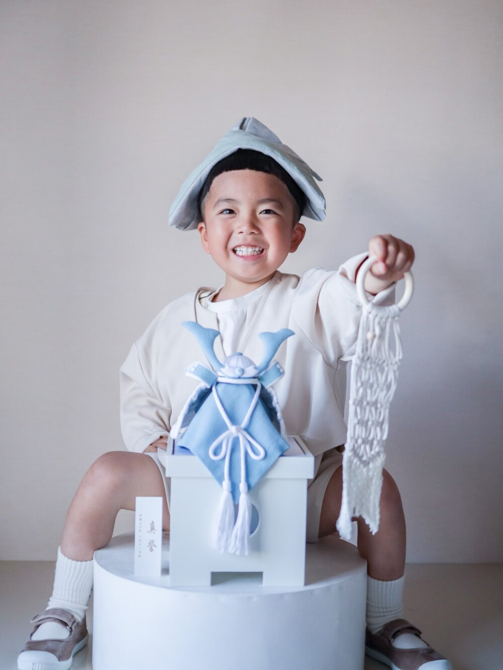 ベージュ系のノーカラージャケット、ベージュ系のその他パンツ、ベージュ系のベストを着用したキッズの春コーディネートの4枚目の写真