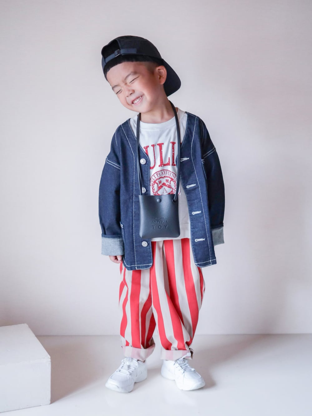 「キャップ、ショルダーバッグ、ポシェット、秋コーデ、秋服準備はじめました、ストライプ、スニーカー、レイヤードスタイル、デニム、デニムジャケット、古着MIX、カジュアルコーデ、カジュアル、ワイドパンツ、秋服まるっと大公開」｜「antiquaのワイドストライプパンツ（その他パンツ、レッド系）」を使った、ma-kunさん（キッズ・100cm）の秋コーディネートの3枚目の写真