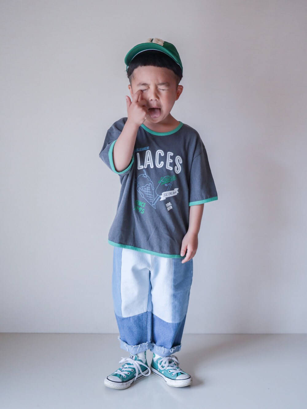 「韓国子供服、おでかけコーデ、デニムパンツ、デニム、コンバース、スニーカー、夏コーデ、休日コーデ、キャップ、パイピング、パッチワーク、グリーン、カラーコーデ」｜「b・ROOMのナンバーサガラワッペンキャップ（キャップ、グリーン系）」を使った、ma-kunさん（キッズ・100cm）の春コーディネートの4枚目の写真