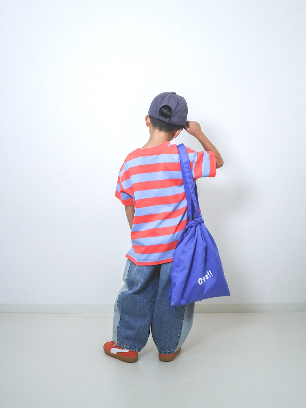 「夏ルックで気分アップ、デニム、ボーダー、ワイドパンツ、ワイドデニム、キャップ、トートバッグ、スニーカー、カラーコーデ、カジュアルコーデ、お出かけコーデ、めがね、プチプラコーデ」｜「PUMAのPUMA プーマ キッズ パレルモ PS スニーカー 17-21cm（スニーカー、レッド系）」を使った、ma-kunさん（キッズ・110cm）の夏コーディネートの3枚目の写真