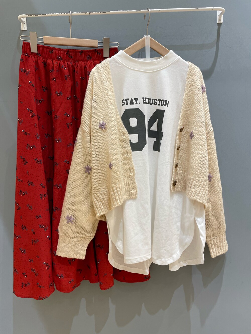 ベージュ系のカーディガン/ボレロ、ホワイト系のTシャツ/カットソー、レッド系のスカートを着用したレディースの秋コーディネートの2枚目の写真