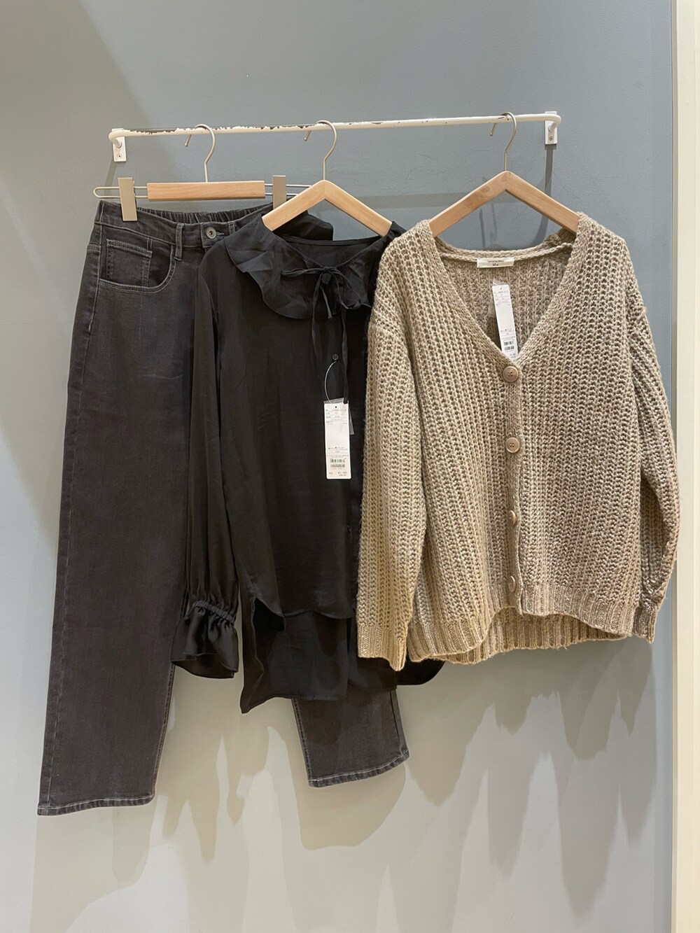 ブラック系のシャツ/ブラウス、ブラック系のデニムパンツ、ブラウン系のカーディガン/ボレロを着用したレディースの秋コーディネートの2枚目の写真