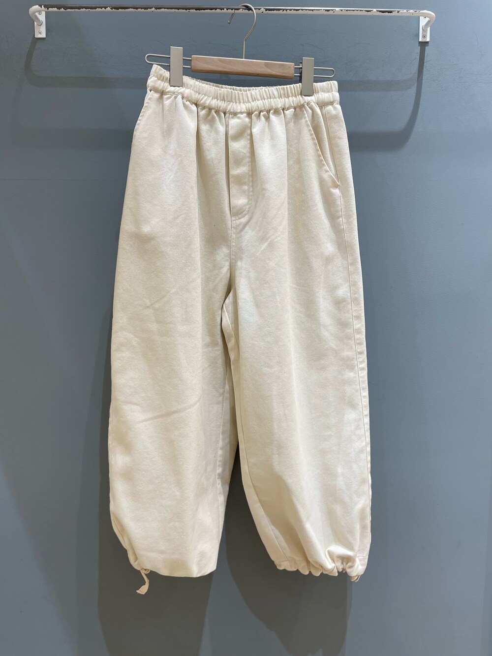 ブルー系のスウェット、ホワイト系のパンツを着用したレディースの冬コーディネートの4枚目の写真