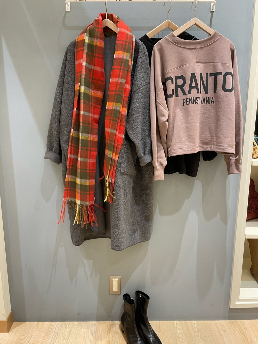 ブラウン系のスウェット、グレー系のスカート、グレー系のノーカラーコートを着用したレディースの秋コーディネートの2枚目の写真