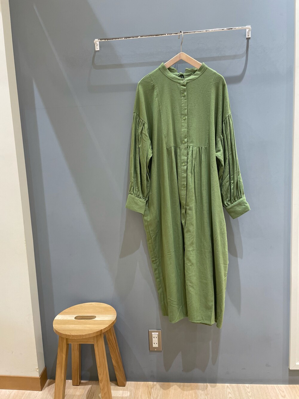 グリーン系のワンピースを着用したレディースの冬コーディネートの2枚目の写真