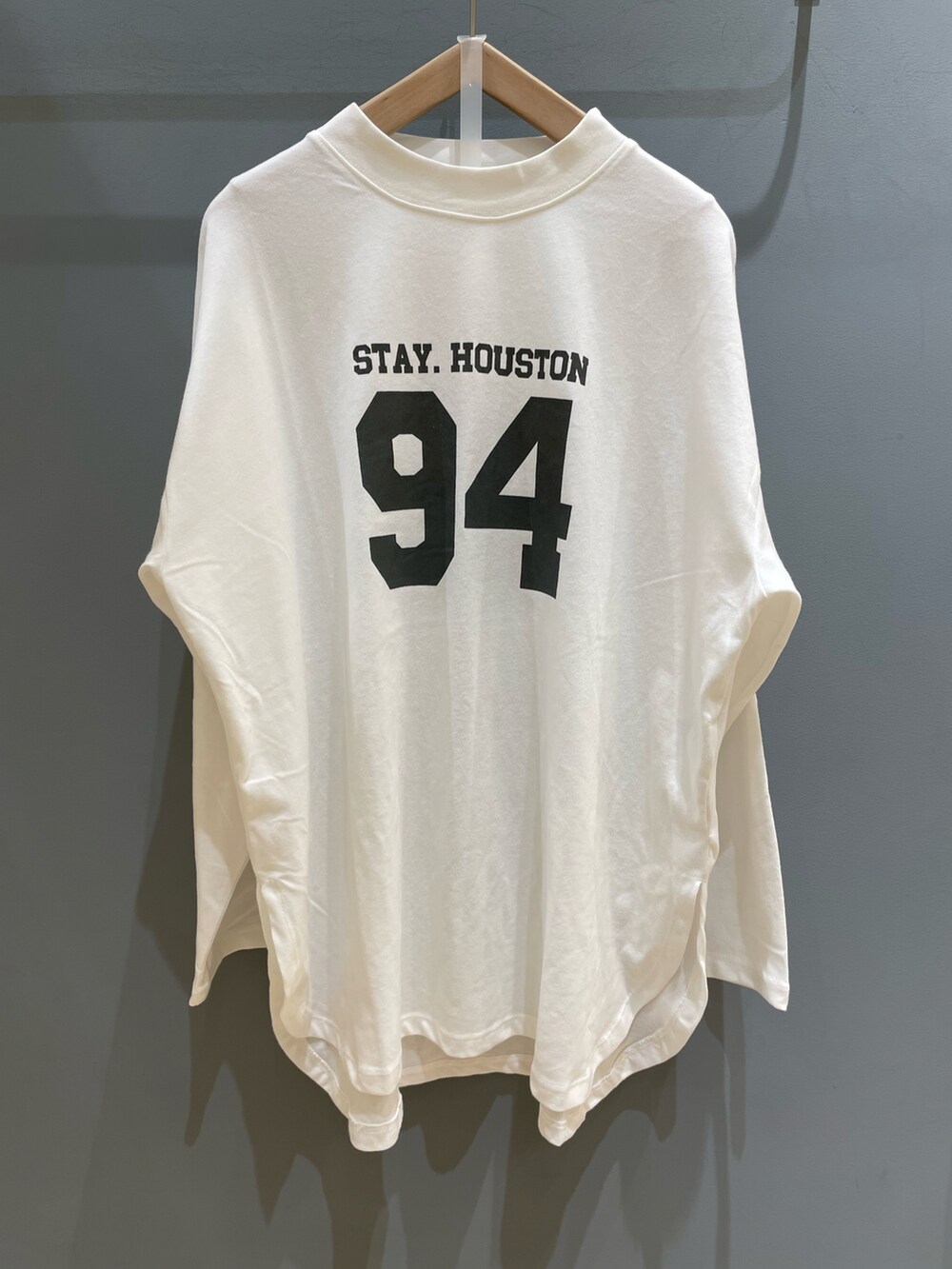 ベージュ系のカーディガン/ボレロ、ホワイト系のTシャツ/カットソー、レッド系のスカートを着用したレディースの秋コーディネートの4枚目の写真